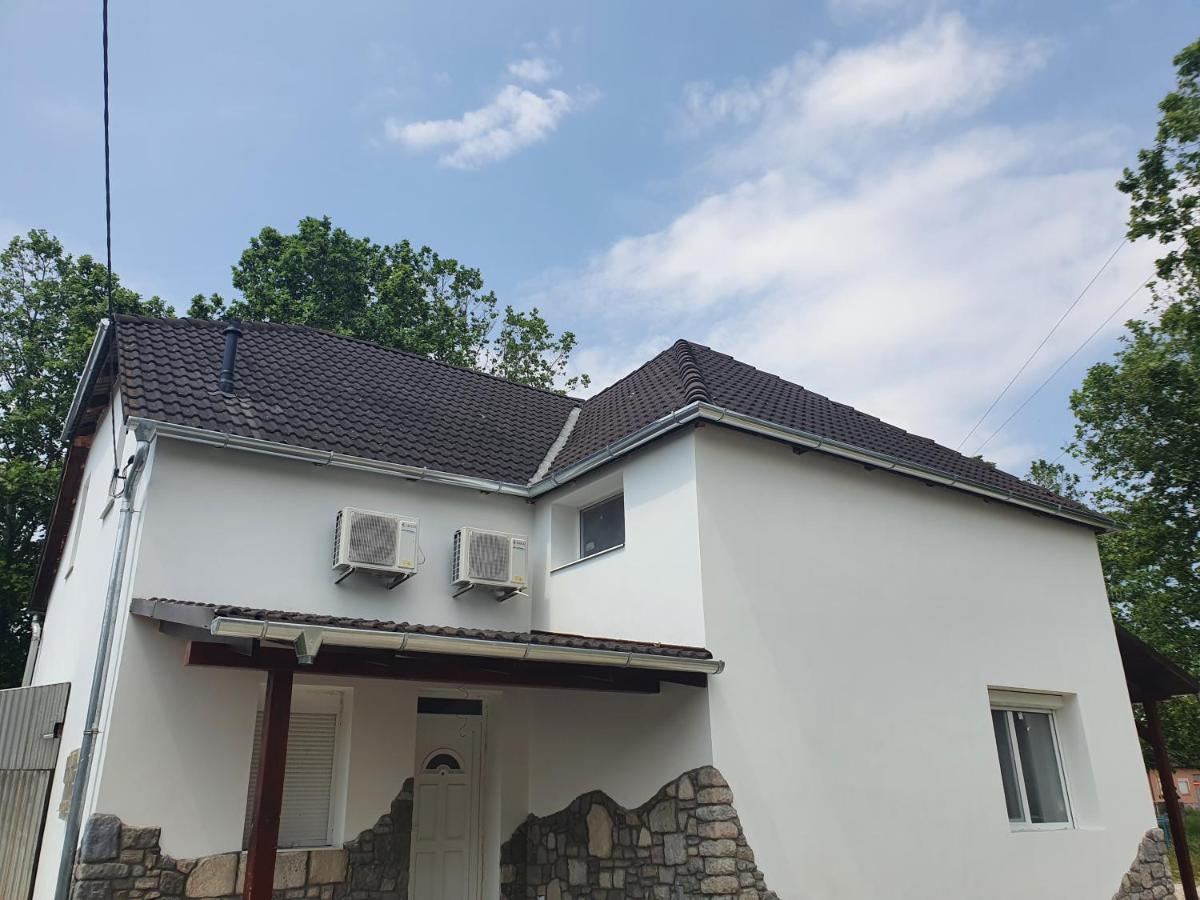 Sosto Apartman เซแกชแฟเฮร์วาร์ ภายนอก รูปภาพ