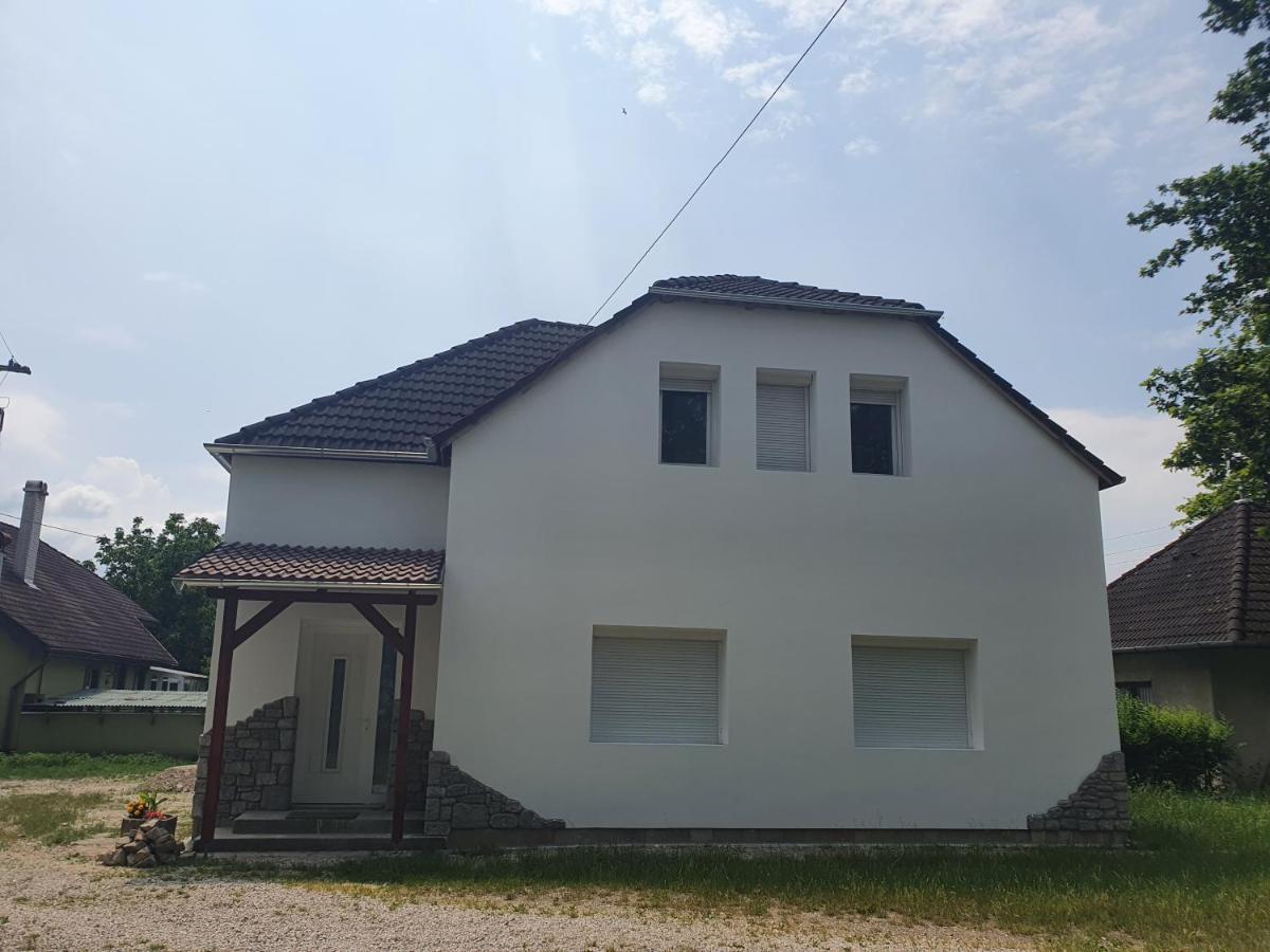 Sosto Apartman เซแกชแฟเฮร์วาร์ ภายนอก รูปภาพ