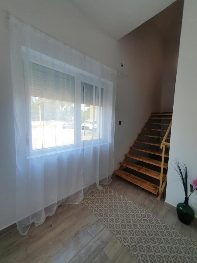 Sosto Apartman เซแกชแฟเฮร์วาร์ ภายนอก รูปภาพ