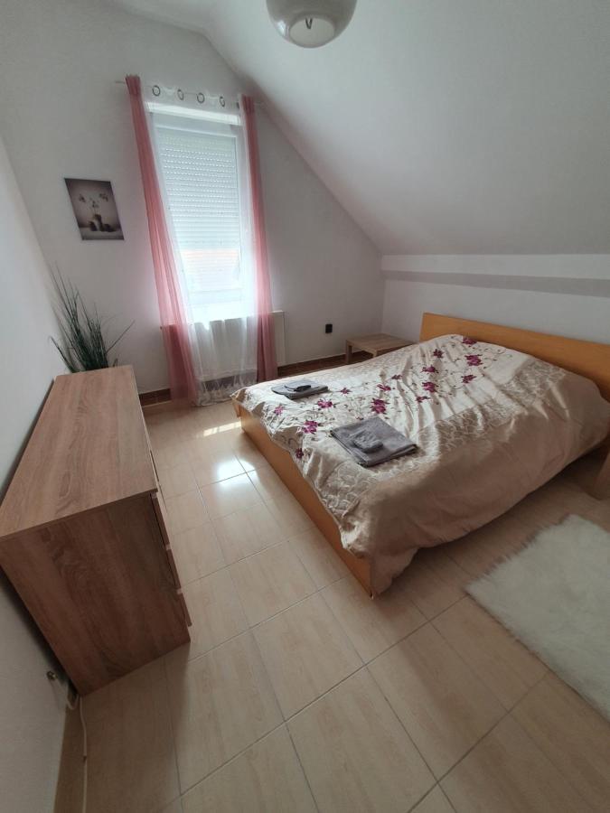 Sosto Apartman เซแกชแฟเฮร์วาร์ ภายนอก รูปภาพ