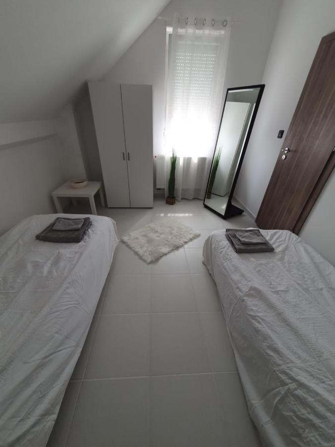 Sosto Apartman เซแกชแฟเฮร์วาร์ ภายนอก รูปภาพ