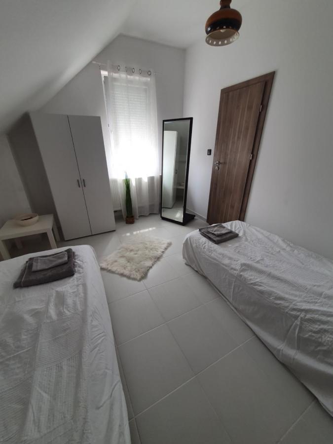 Sosto Apartman เซแกชแฟเฮร์วาร์ ภายนอก รูปภาพ