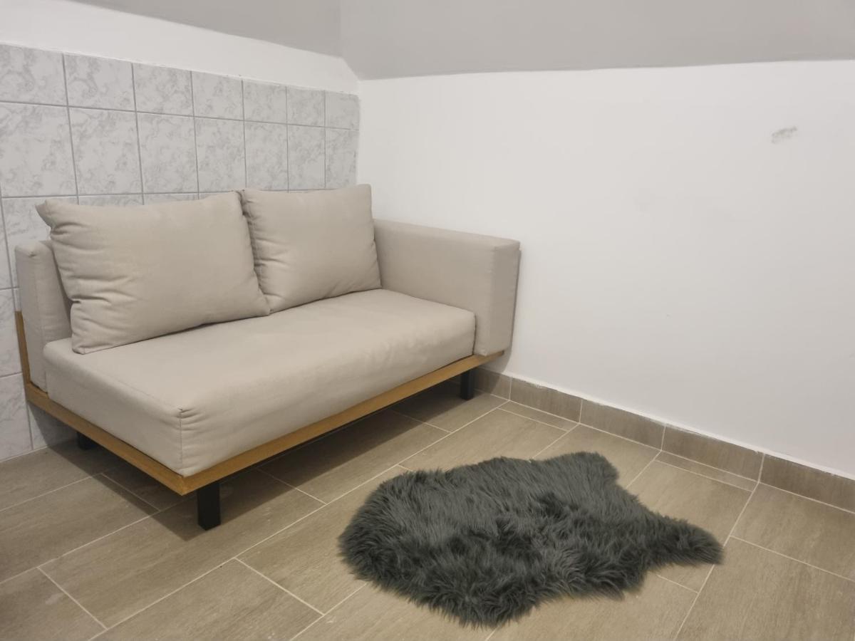 Sosto Apartman เซแกชแฟเฮร์วาร์ ภายนอก รูปภาพ
