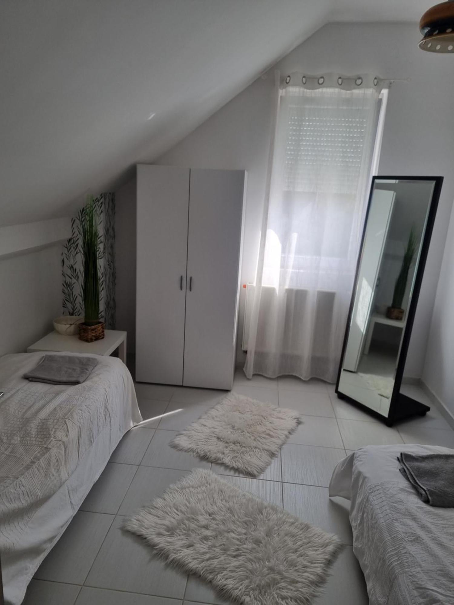 Sosto Apartman เซแกชแฟเฮร์วาร์ ภายนอก รูปภาพ